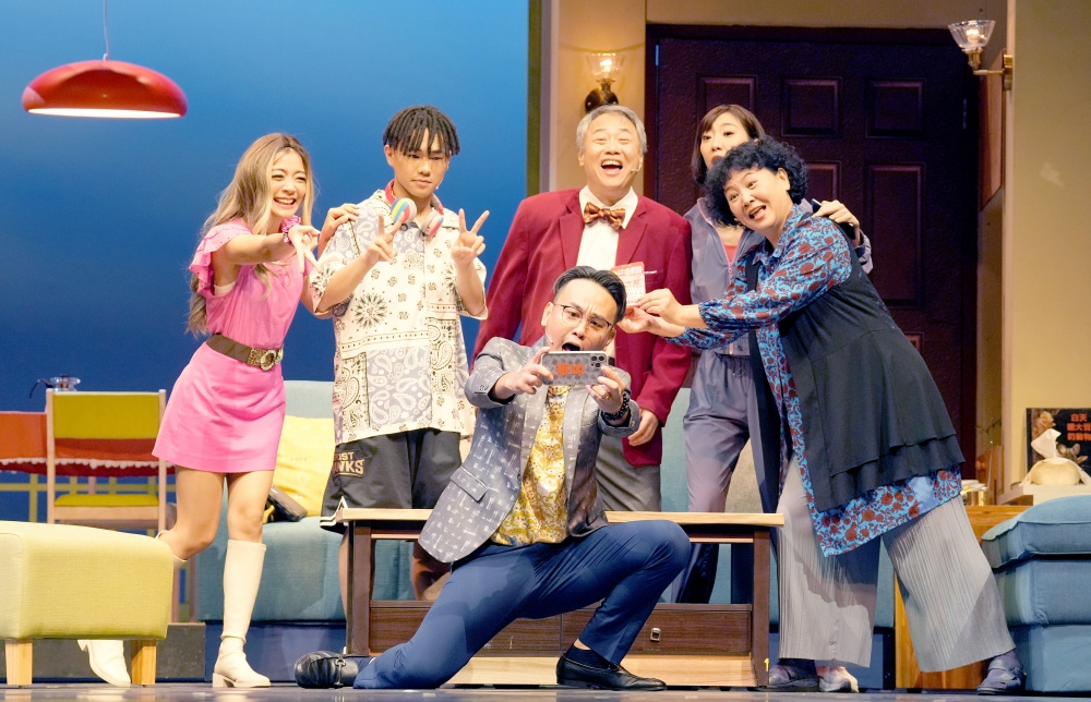 吳念真出手,這次不落淚?《人間條件八》凡人歌2026 載譽回歸 新加坡巡迴後台灣再次上演 44 圖:《人間條件八》凡人歌以當代幽默台詞描述寫實家庭日常,融合當今值得省思的養老、三代家庭的苦澀與煩惱。(圖/綠光劇團提供)