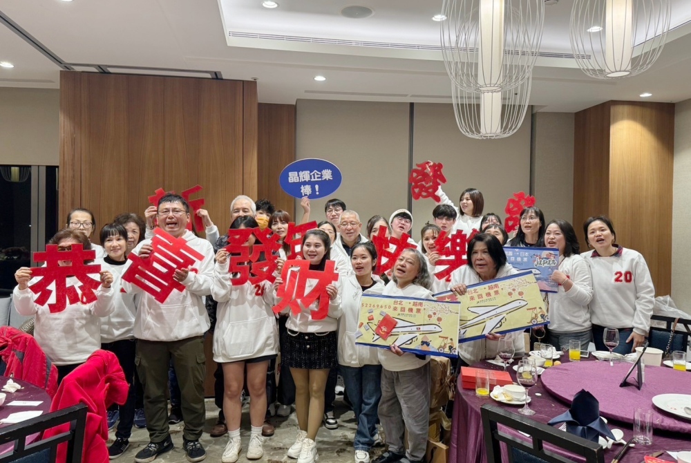 當員工流動成為常態 晶輝團體制服用AI與在地產線,解決企業最常被忽略的管理痛點 4 01%E6%99%B6%E8%BC%9D%E5%9C%98%E9%AB%94%E5%88%B6%E6%9C%8D%E7%94%A8AI%E8%88%87%E5%9C%A8%E5%9C%B0%E7%94%A2%E7%B7%9A 1