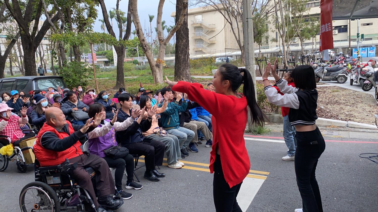 嘉義市「寒冬送暖」活動登場!張啓楷允諾支持調整貧窮線標準 活動現場安排龍鳳兒舞蹈團帶動唱活動,透過大聲說出「我想你!我愛你!需要你!」互動口號與表演拉近彼此距離。(記者 包克明攝)