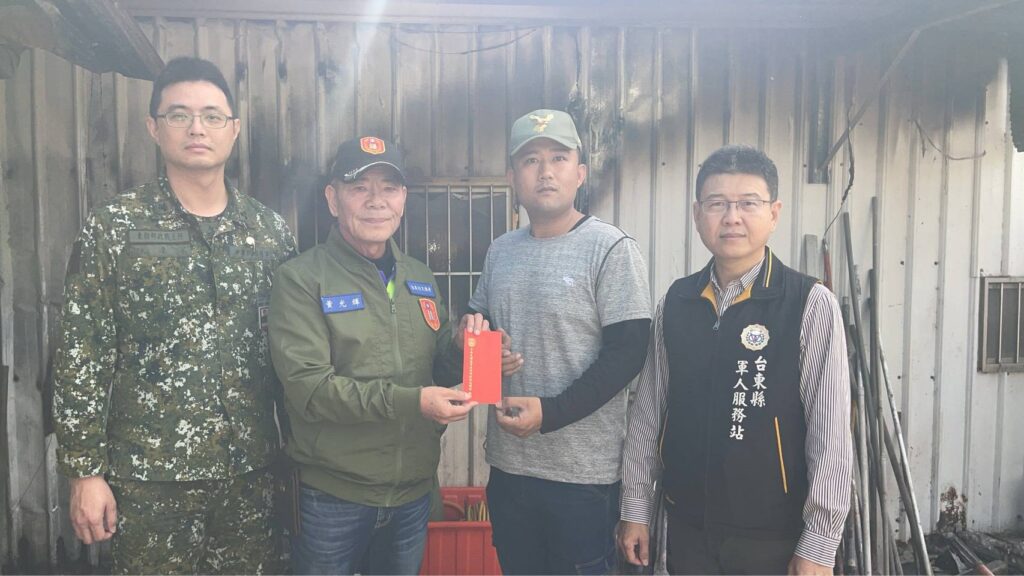 軍中袍澤情誼不缺席!陸專校友會關懷火災受災戶陳姓上士 軍中袍澤情誼不缺席!陸專校友會關懷火災受災戶陳姓上士