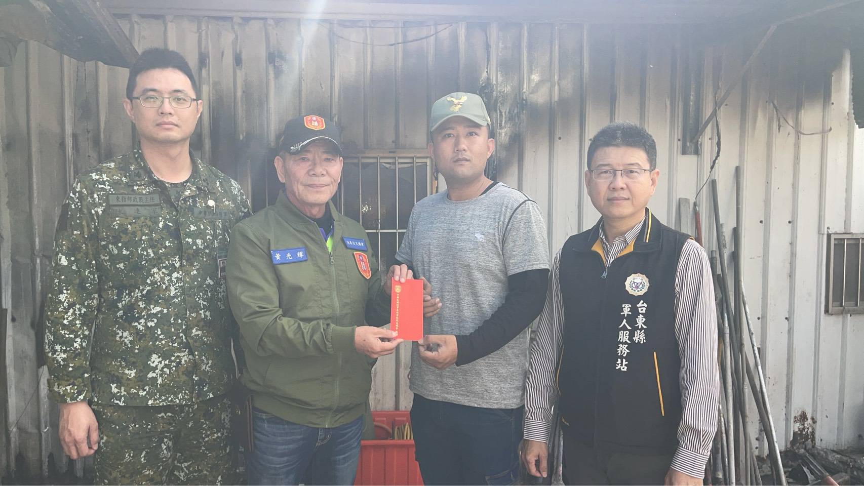 軍中袍澤情誼不缺席!陸專校友會關懷火災受災戶陳姓上士 中華民國陸軍專科學校校友總會總會長黃光輝(左2)偕同校友會幹部前往災後現場關懷慰問陳姓上士(右2)。(記者翻攝)