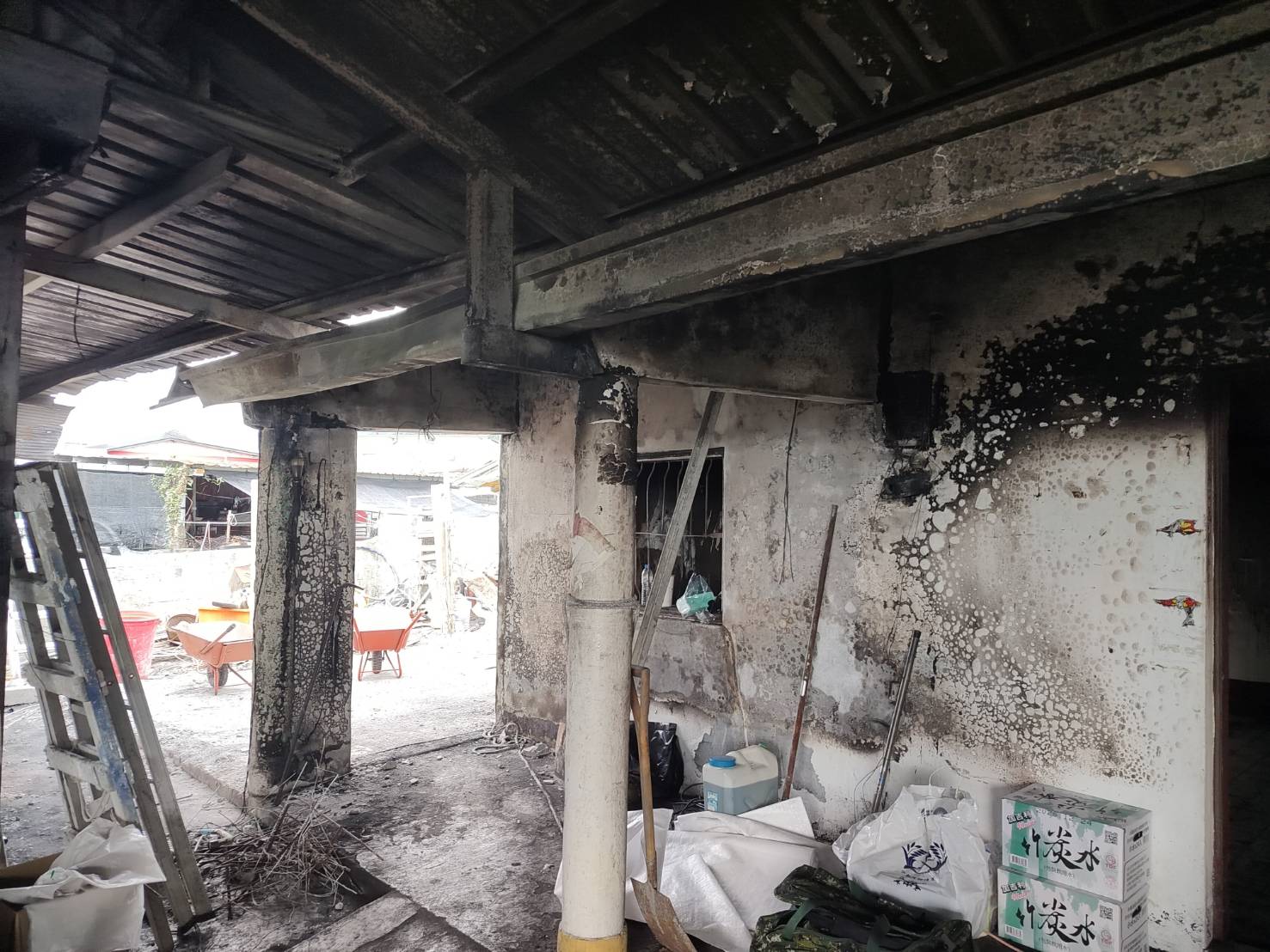 軍中袍澤情誼不缺席!陸專校友會關懷火災受災戶陳姓上士 祝融光顧,陳姓上士家中日前不幸發生火災,現場一片狼藉。(記者翻攝)