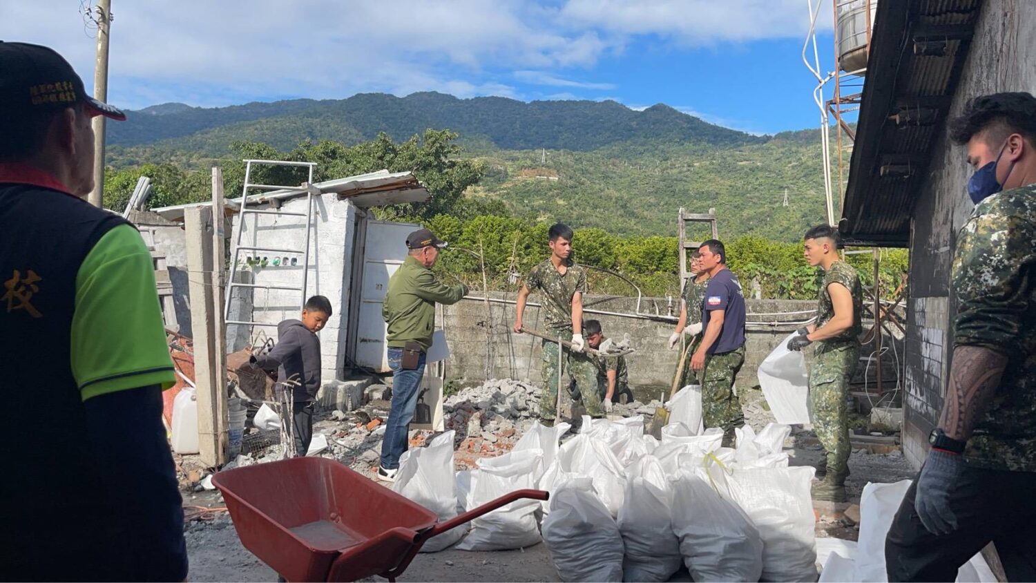 軍中袍澤情誼不缺席!陸專校友會關懷火災受災戶陳姓上士 陳員所屬太平營區發揮濃厚同袍情誼,連上弟兄主動自願前往現場支援清理與復原工作。(記者翻攝)