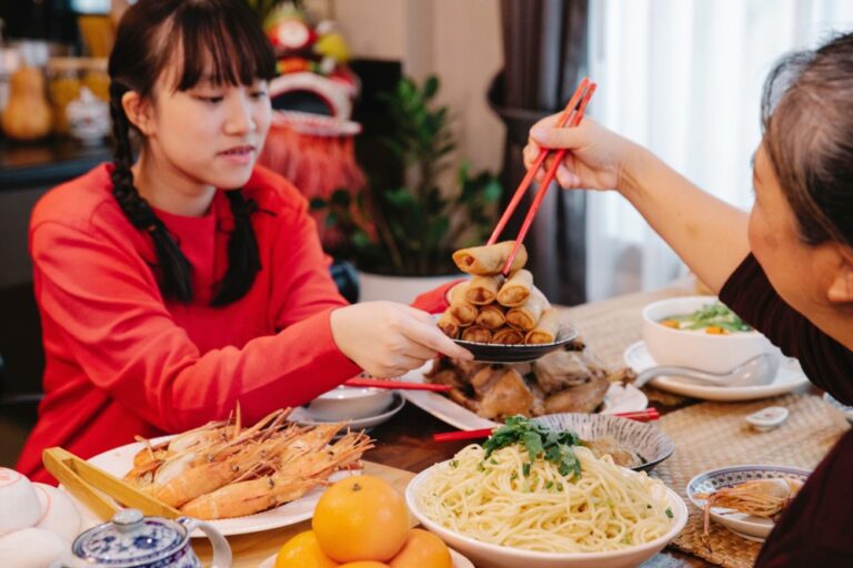 過年吃鍋味道纏身？全新Panasonic電子衣櫥「3大救援術」讓衣物保持絕佳狀態
