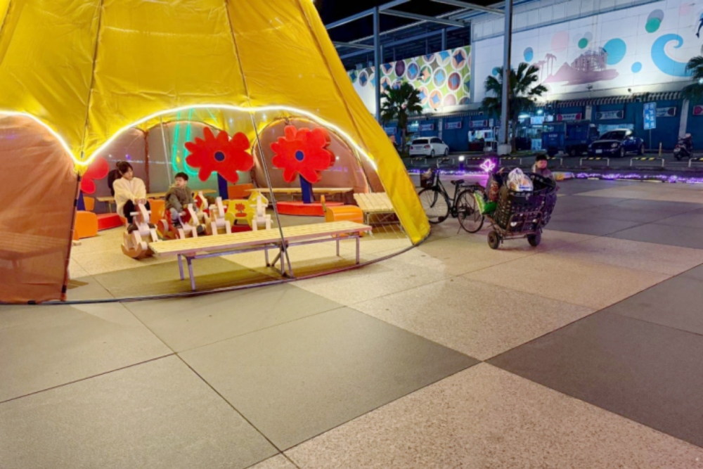 結合星空秀與千人共創藝術 花蓮日出大道變身「發光休憩公園」 結合星空秀與千人共創藝術 花蓮日出大道變身「發光休憩公園」