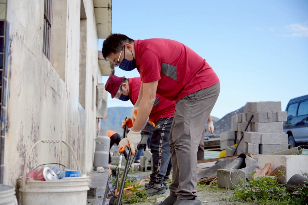 花蓮光復洪災百日:台積電「抹布超人」接棒 持續專業修繕守護災民回歸日常 25 02%E5%8F%B0%E7%A9%8D%E9%9B%BB%E3%80%8C%E6%8A%B9%E5%B8%83%E8%B6%85%E4%BA%BA%E3%80%8D%E6%8E%A5%E6%A3%92