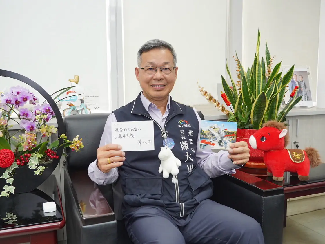 中央公園「小年獸明信片」亮相! 盧市長寫下「平安幸福」送給市民家人 中央公園「小年獸明信片」亮相! 盧市長寫下「平安幸福」送給市民家人