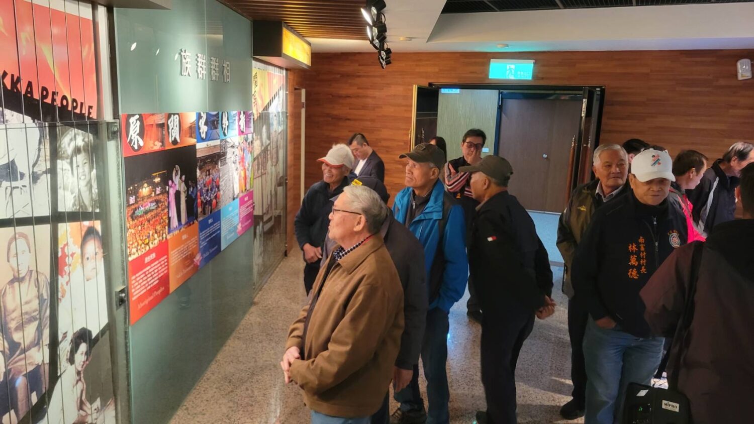 年節前夕走出災後陰霾 光復鄉「各部落代表」參訪花蓮縣議會暖心交流 代表們參觀花蓮縣議會的會史館。(圖/記者 趙靜姸翻攝)