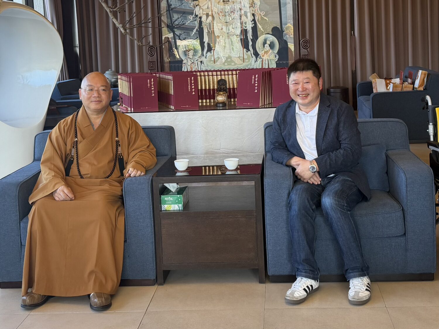張峻訪佛光山致謝「賑災援助」 盼攜手深耕花蓮教育與公益 張峻(右)與佛光山方丈心保大和尚合影。(圖/記者 趙靜姸翻攝)