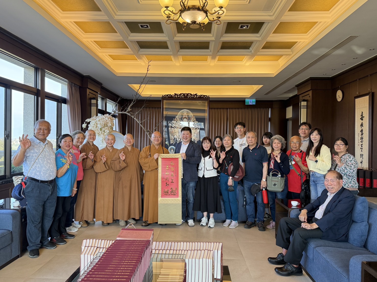 張峻訪佛光山致謝「賑災援助」 盼攜手深耕花蓮教育與公益 張峻(左八)日前前往佛光山參訪,對佛光山於光復洪災期間提供的即時援助與深切關懷,表達最誠摯的感謝。(圖/記者 趙靜姸翻攝)