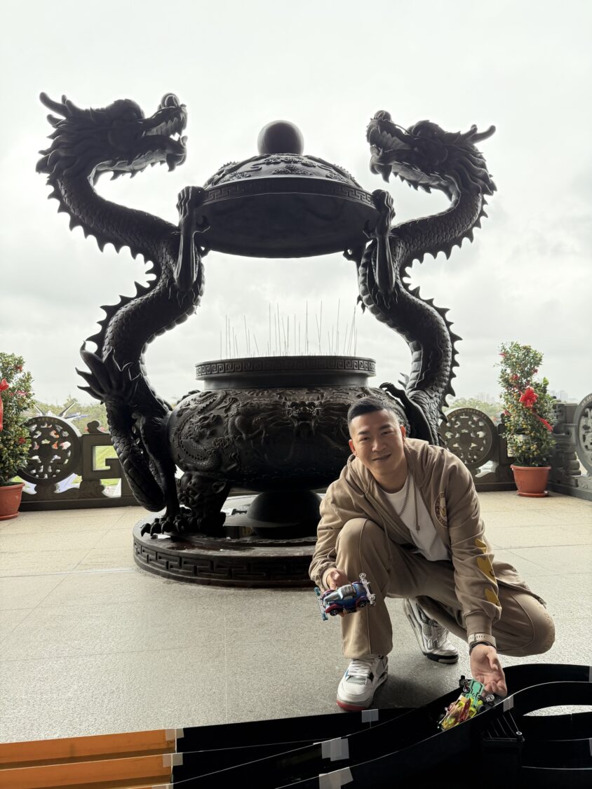 草爺挑戰極限「台灣第一次」神行盃5000米四驅車軌道鋪進護國宮廟埕 草爺砸重金,斥資七位數,舉辦第一屆「神行盃國際四驅車大賽」。(圖/紅心字會 提供)