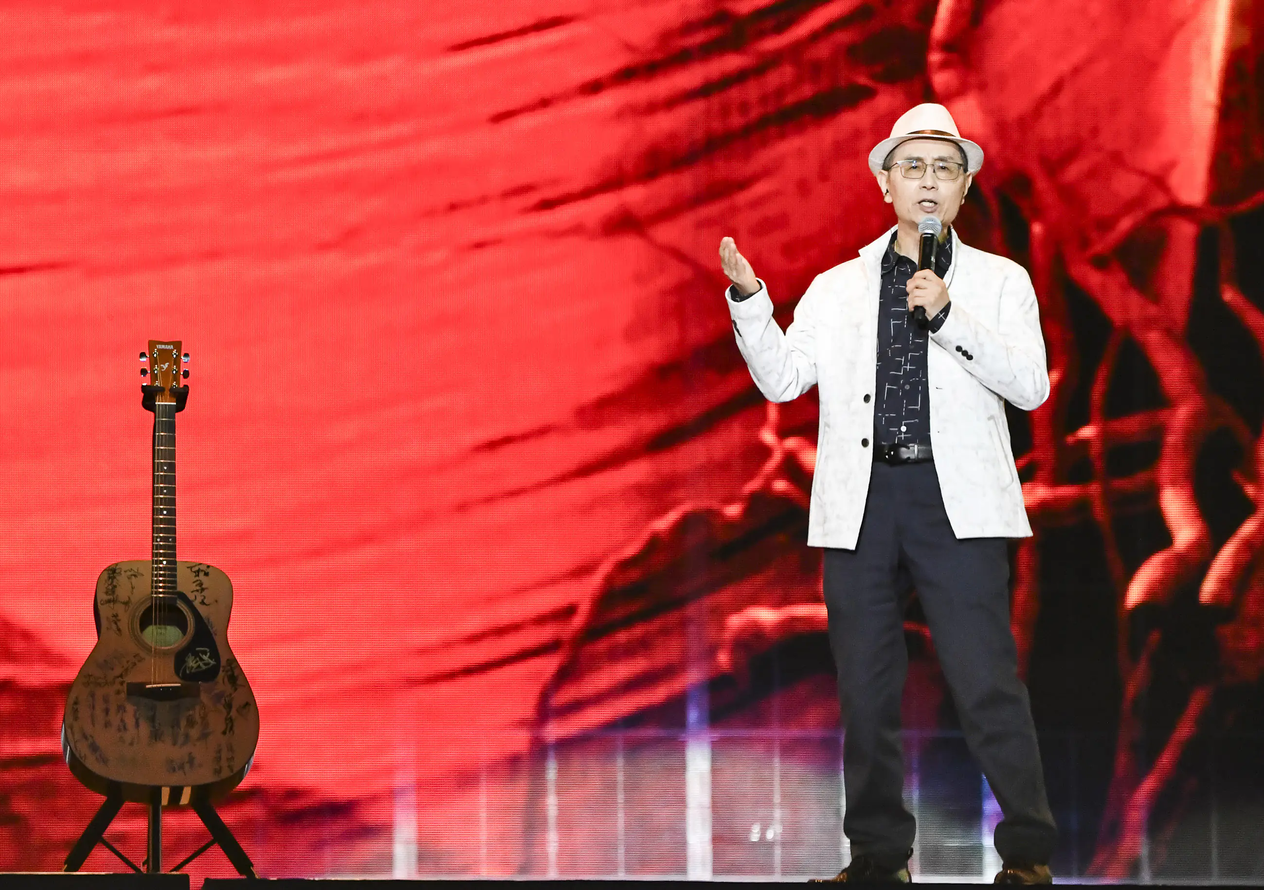 公視除夕起連續四晚轉播《臺北大巨蛋 民歌大團圓》集結74位歌手同台盛會 成為楊弦過世前最後一次演出 公視除夕起連續四晚轉播《臺北大巨蛋 民歌大團圓》集結74位歌手同台盛會 成為楊弦過世前最後一次演出