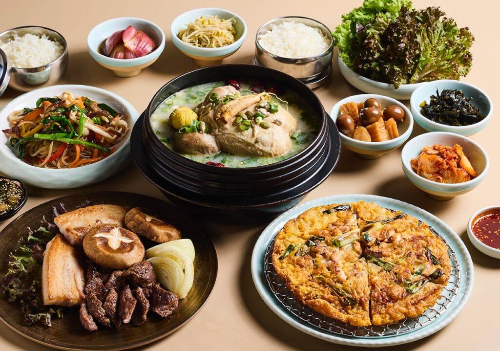 屋馬集團三品牌推新年限定菜單 來店再抽雙人套餐好運滿滿 6 05 %E9%87%91%E9%9F%93%E9%A3%9F%E6%8E%A8%E5%87%BA%E5%85%83%E6%B0%A3%E4%BA%BA%E8%94%98%E6%96%B0%E5%B9%B4%E5%A5%97%E9%A4%90%E6%89%93%E9%80%A0%E7%86%B1%E9%AC%A7%E8%B1%90%E7%9B%9B%E7%9A%84%E9%9F%93%E5%BC%8F%E5%B9%B4%E7%AF%80%E9%A4%90%E6%A1%8C 5 1024x718 1