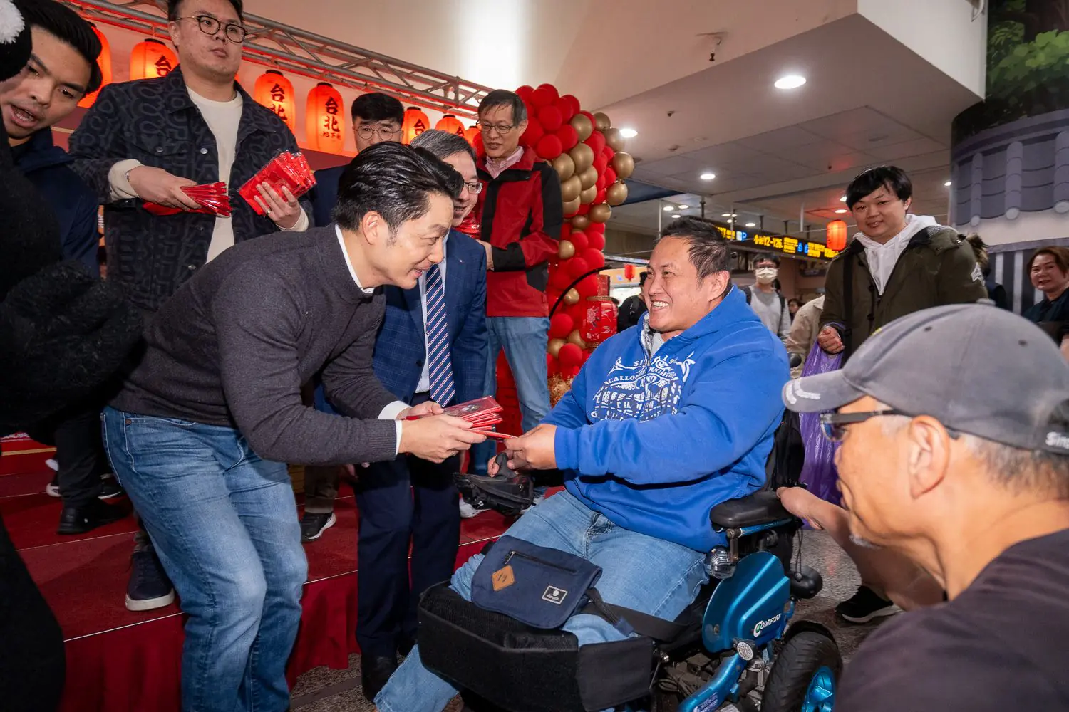 蔣萬安走街拜年!白爛貓專車吸睛 台北年貨大街熱鬧開跑 蔣萬安走街拜年!白爛貓專車吸睛 台北年貨大街熱鬧開跑