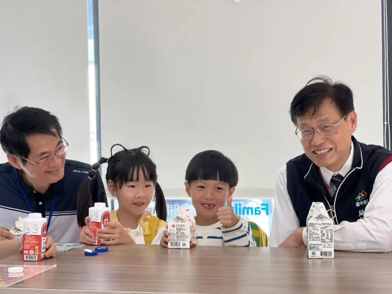 台中有鈣讚計畫上路首日　教育局長視察兌換流程　強調多元選擇、便民與食安