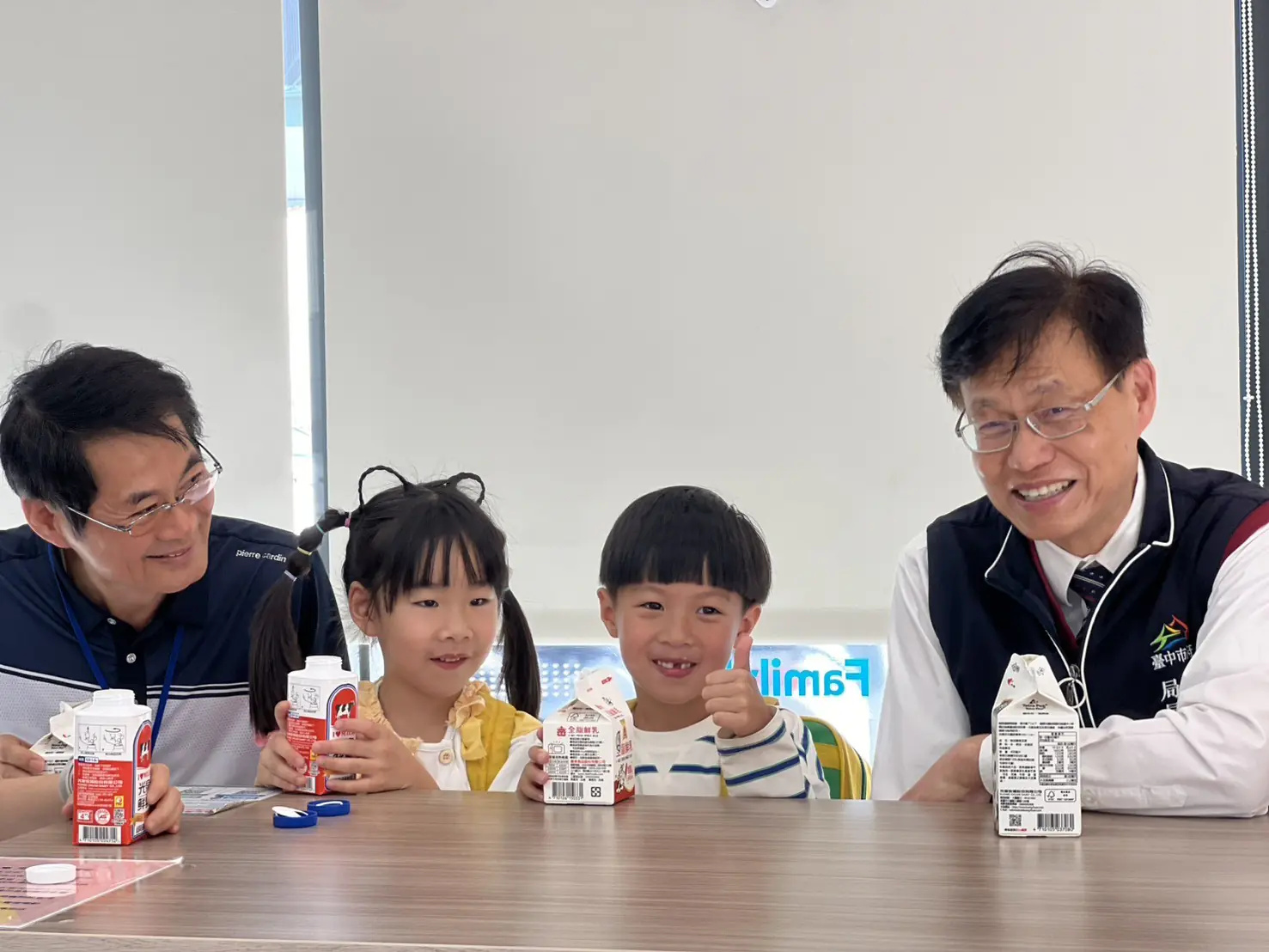 台中有鈣讚計畫上路首日 教育局長視察兌換流程 強調多元選擇、便民與食安 台中有鈣讚計畫上路首日 教育局長視察兌換流程 強調多元選擇、便民與食安