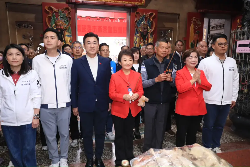 大年初一連訪四宮廟發「馬到金來」小紅包 盧市長:願國泰民安、市政昌隆 大年初一連訪四宮廟發「馬到金來」小紅包 盧市長:願國泰民安、市政昌隆