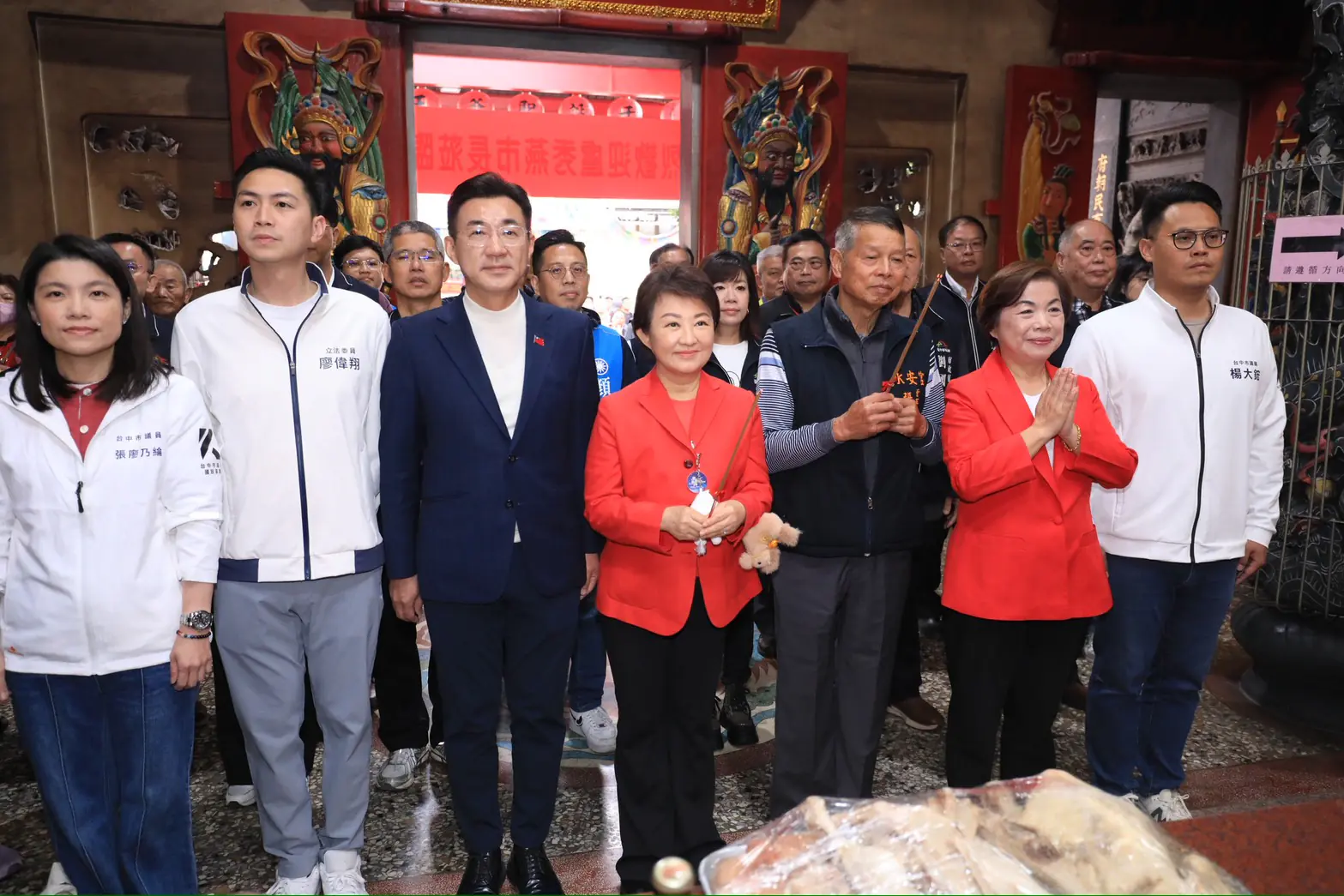 大年初一連訪四宮廟發「馬到金來」小紅包 盧市長:願國泰民安、市政昌隆 大年初一連訪四宮廟發「馬到金來」小紅包 盧市長:願國泰民安、市政昌隆