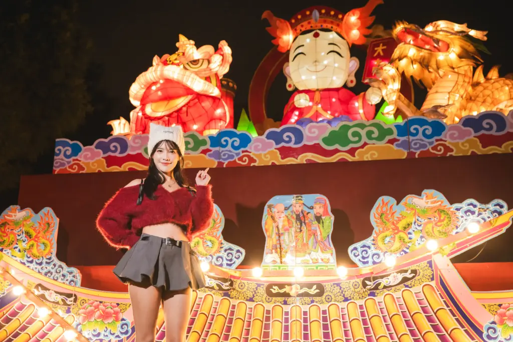 走一圈好運全收! 民政局幸福祈願村「媽祖童樂園」燈組超好拍 豐原慈濟宮加碼送錢母、月老姻緣繩 走一圈好運全收! 民政局幸福祈願村「媽祖童樂園」燈組超好拍 豐原慈濟宮加碼送錢母、月老姻緣繩