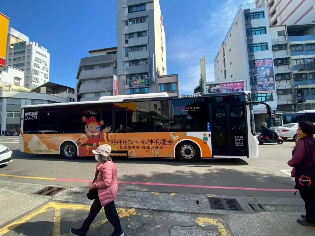 過年敬神祭祖不燒金 彩繪公車為您添福氣 過年敬神祭祖不燒金 彩繪公車為您添福氣
