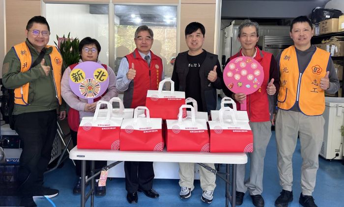 創業有成回饋社會 榮民林凡瑋捐贈愛心水餃送暖 22 《圖說》林振生處長(左3)率責任區輔導員及社區服務組長參加榮民林凡瑋(右3)捐贈春節愛心水餃儀式。〈新北榮服處提供〉