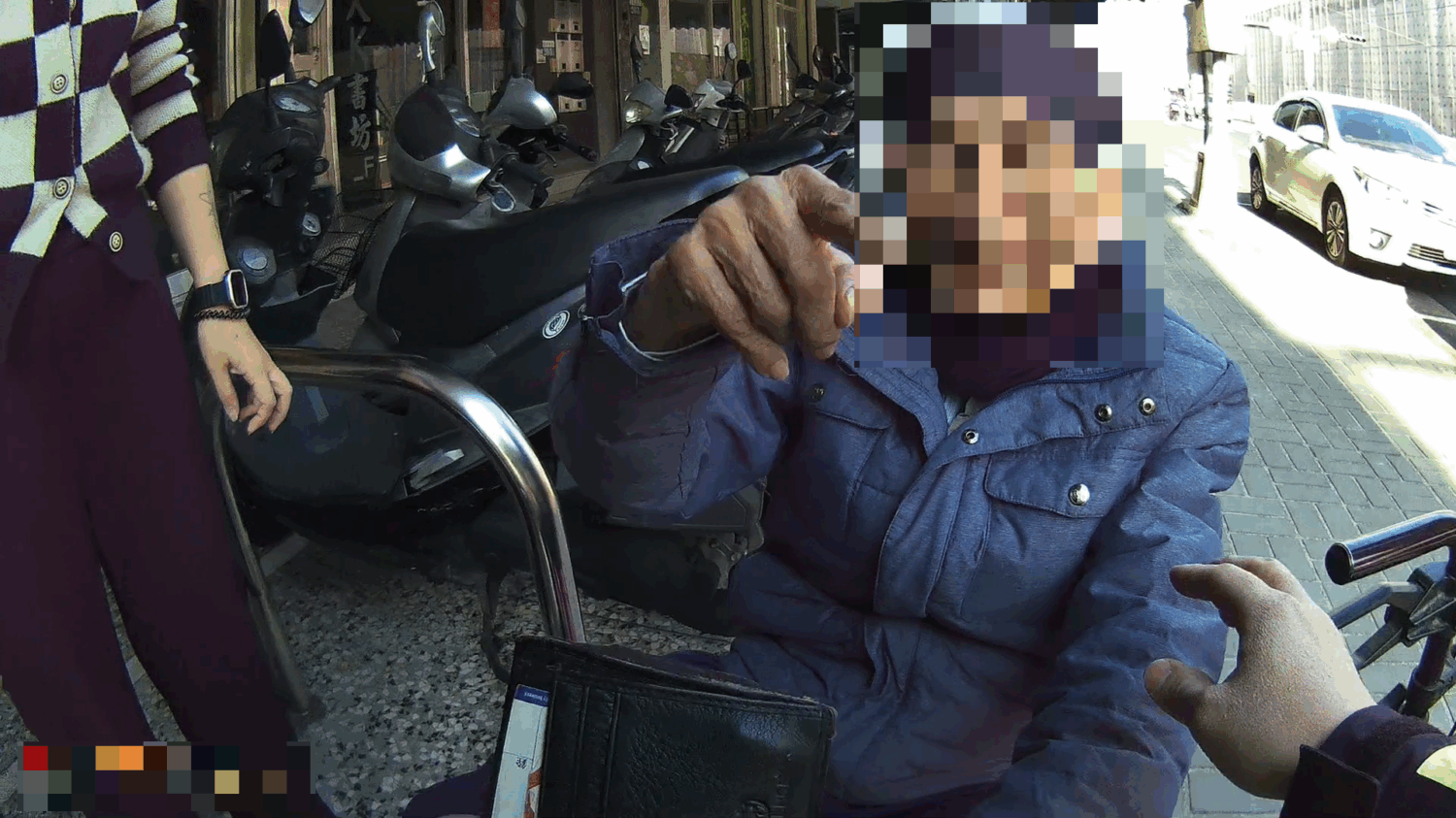 高齡翁推助行器徘徊街頭 暖警即時伸援「守護長者安全」 高齡翁推助行器徘徊街頭 暖警即時伸援「守護長者安全」