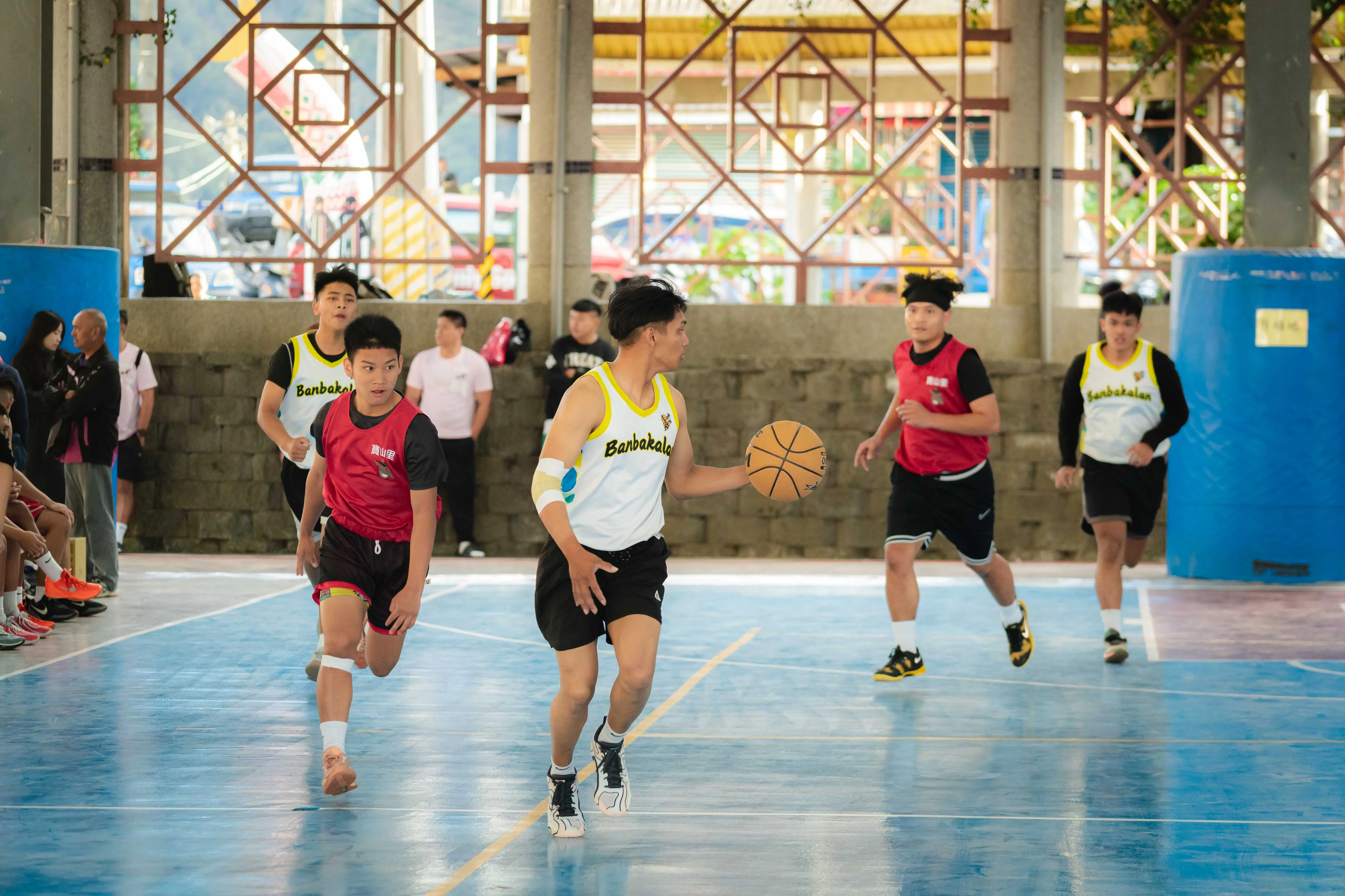 高雄桃源區運動會拚戰激烈 展現活力、凝聚部落向心力 高雄市桃源區運動會拚戰激烈,充分展現桃源團結與活力。