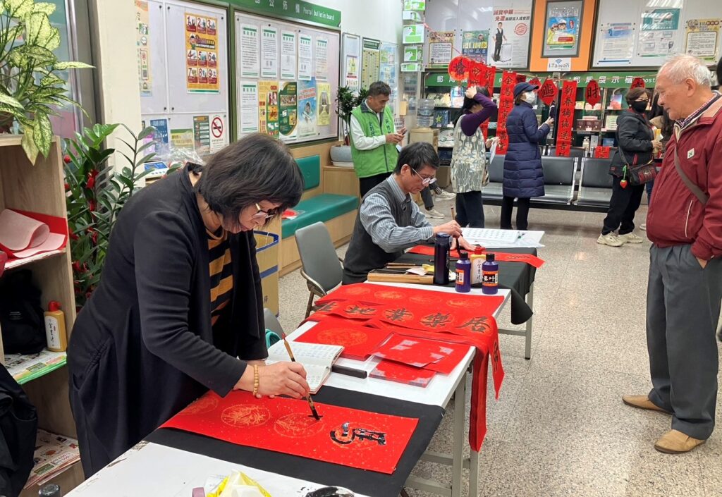 名家春聯墨寶免費送!竹郵連四日「迎新春送春聯」與鄉親共享喜氣 21 115020331 1024x705 1