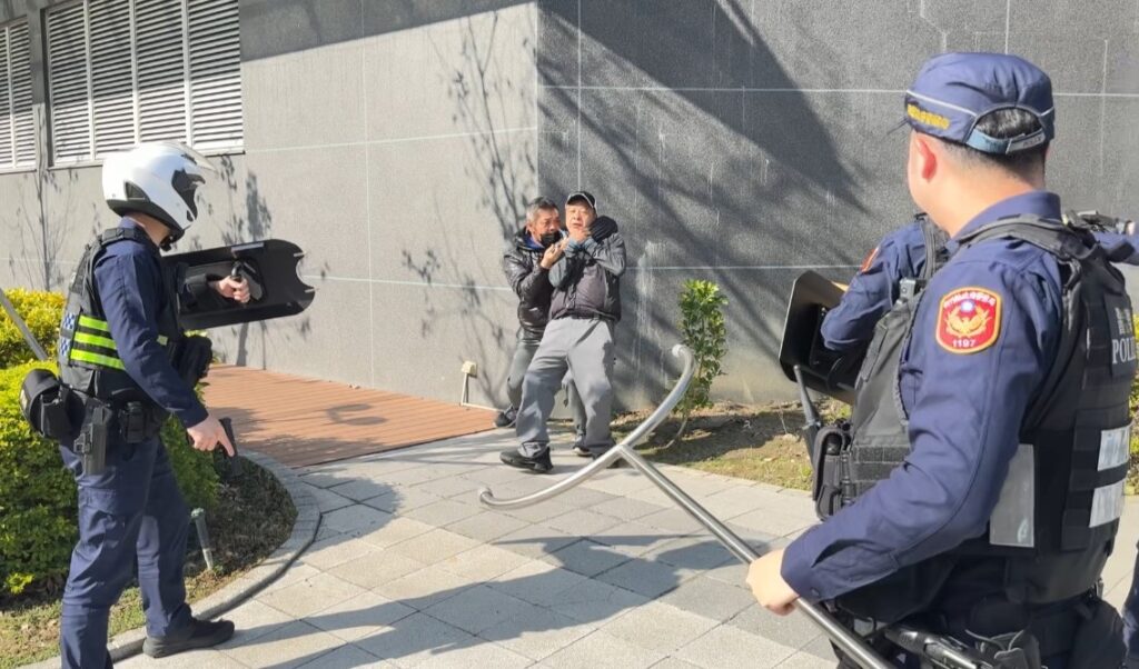 模擬商圈突發歹徒攻擊事件 竹縣警消「隨機攻擊演練」實兵操演情境逼真 30 11502043 1024x602 1