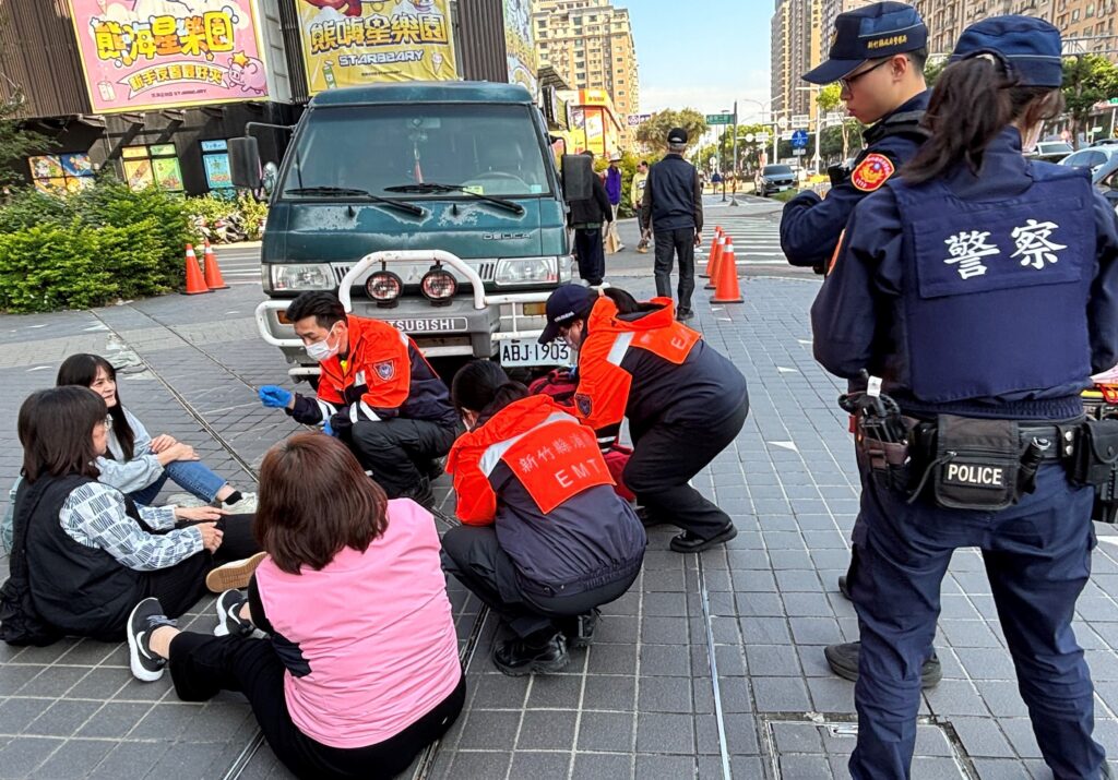 模擬商圈突發歹徒攻擊事件 竹縣警消「隨機攻擊演練」實兵操演情境逼真 32 115020432 1 1024x715 1