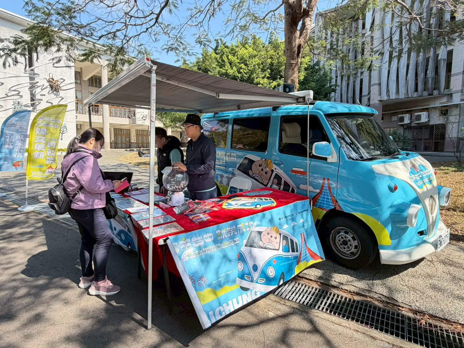 北屯新地標徵才爆人潮! 中市府攜手漢神初步媒合率達6成 高薪藥師職缺成全場焦點 北屯新地標徵才爆人潮! 中市府攜手漢神初步媒合率達6成 高薪藥師職缺成全場焦點