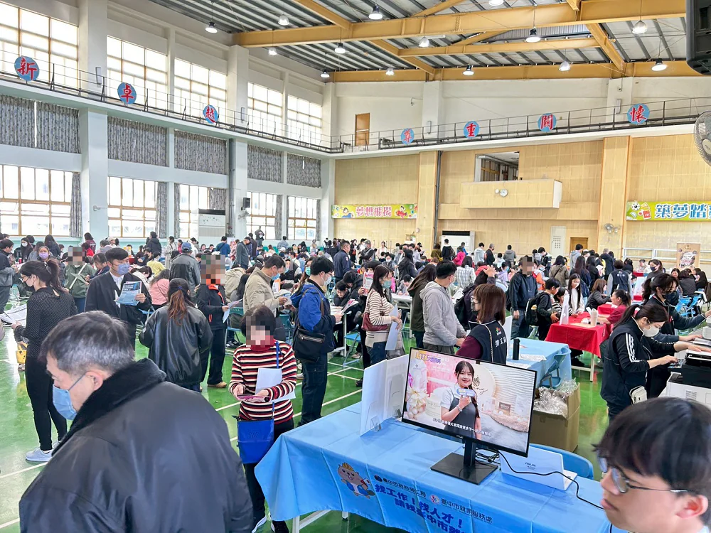 北屯新地標徵才爆人潮! 中市府攜手漢神初步媒合率達6成 高薪藥師職缺成全場焦點 北屯新地標徵才爆人潮! 中市府攜手漢神初步媒合率達6成 高薪藥師職缺成全場焦點