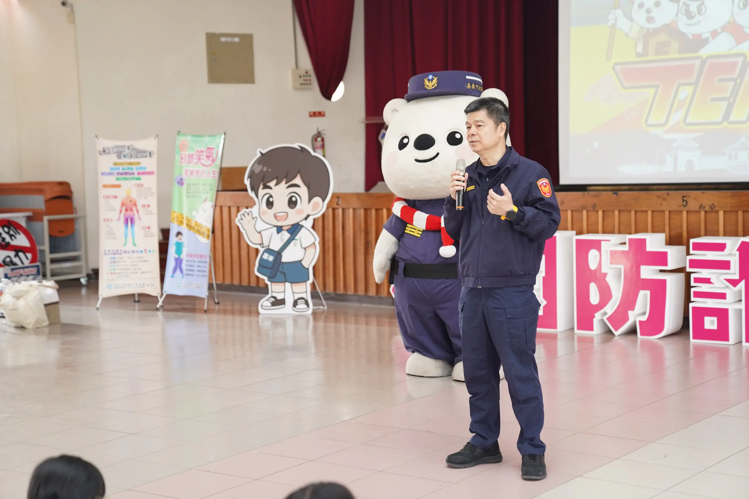 嘉市警「校園防詐小尖兵」開學日啟動!局長領軍32校連線打造韌性城市 嘉市警「校園防詐小尖兵」開學日啟動!局長領軍32校連線打造韌性城市