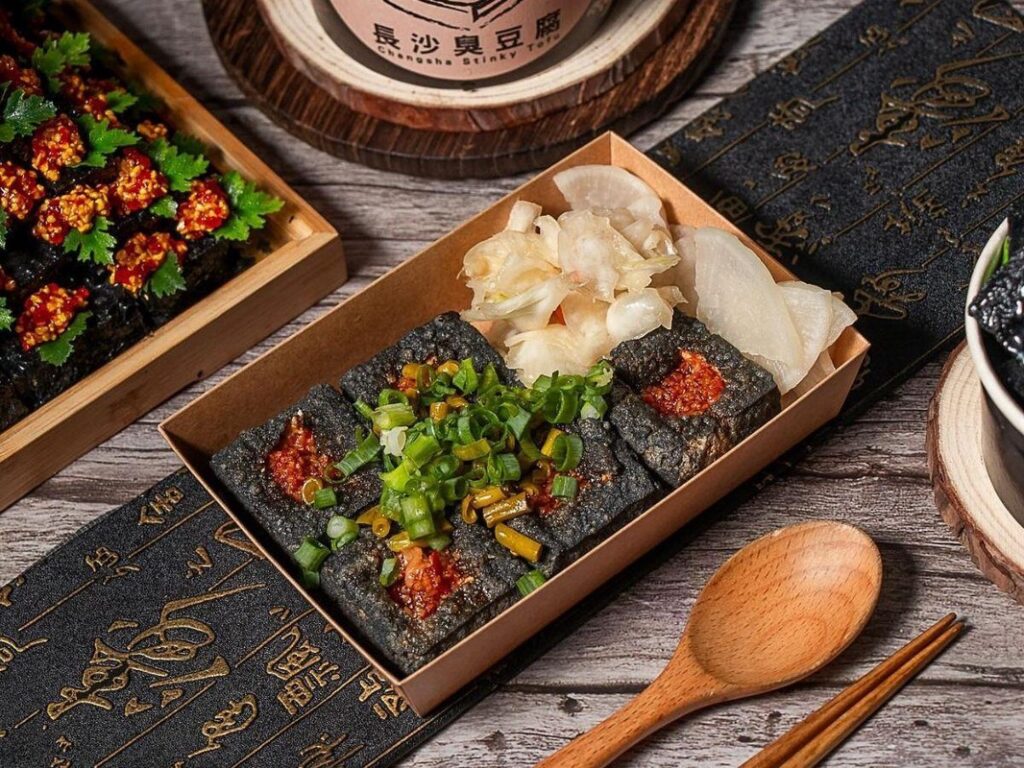 瑞豐夜市驚見神祕「黑色臭豆腐」!天然植物發酵外皮超嫩滑 瑞豐夜市驚見神祕「黑色臭豆腐」!天然植物發酵外皮超嫩滑