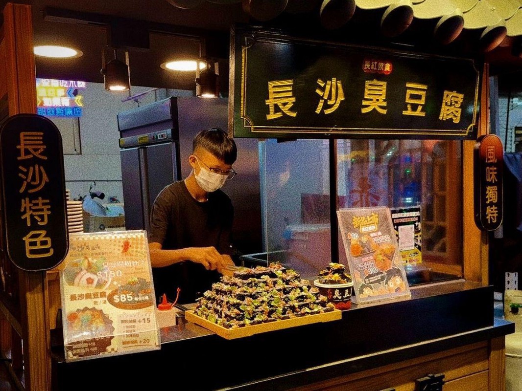 瑞豐夜市驚見神祕「黑色臭豆腐」!天然植物發酵外皮超嫩滑 瑞豐夜市驚見神祕「黑色臭豆腐」!天然植物發酵外皮超嫩滑