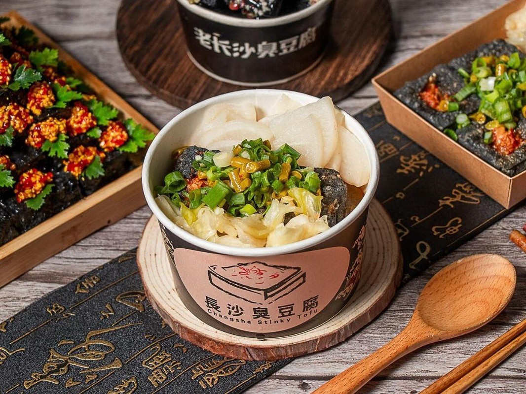 瑞豐夜市驚見神祕「黑色臭豆腐」!天然植物發酵外皮超嫩滑 瑞豐夜市驚見神祕「黑色臭豆腐」!天然植物發酵外皮超嫩滑