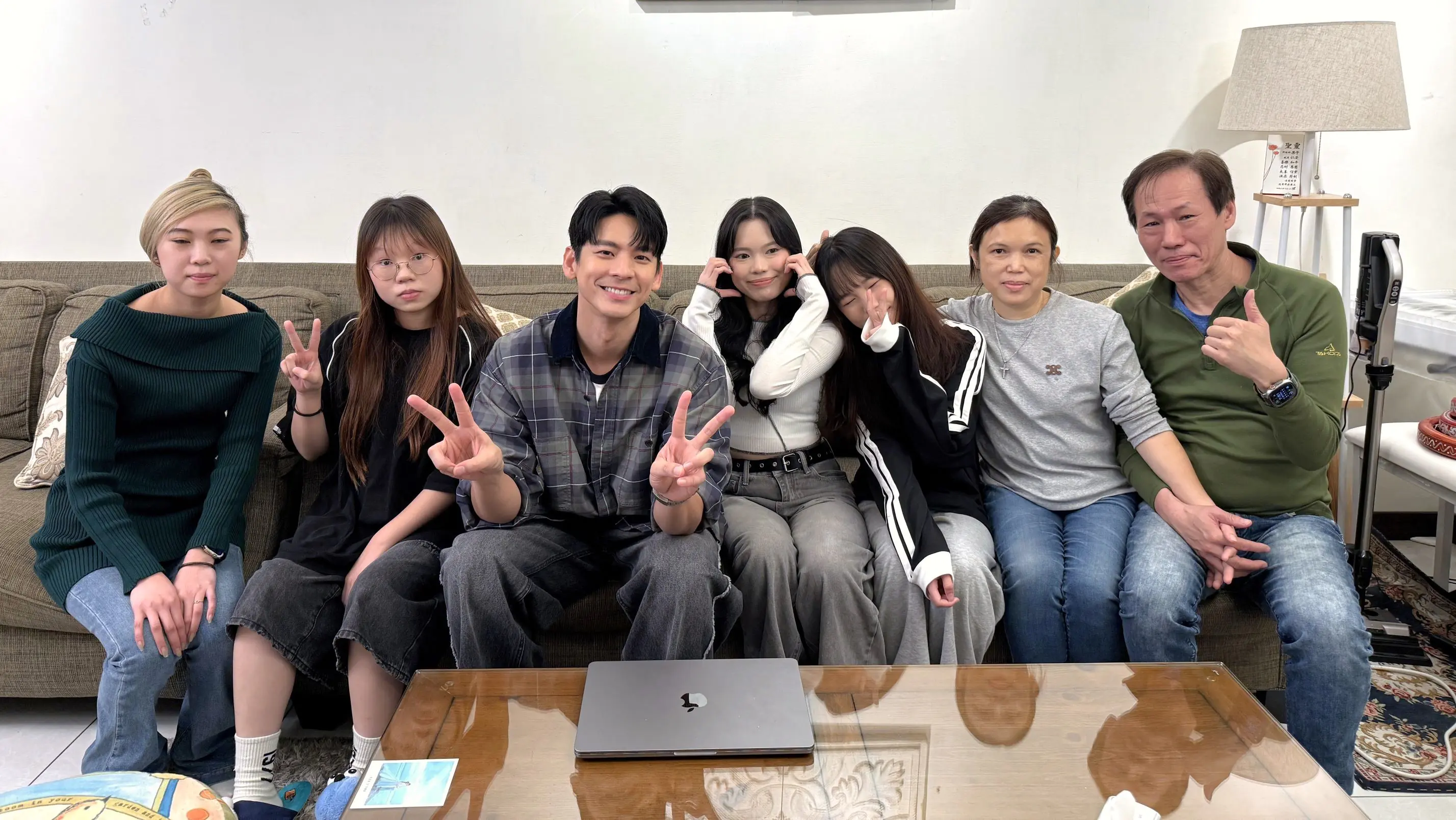 《誰來晚餐》新春特輯明星來敲門 郭子乾 林予晞與林柏宏街頭蹭飯 尋找願意帶他們回家吃團圓飯的家庭 《誰來晚餐》新春特輯明星來敲門 郭子乾 林予晞與林柏宏街頭蹭飯 尋找願意帶他們回家吃團圓飯的家庭