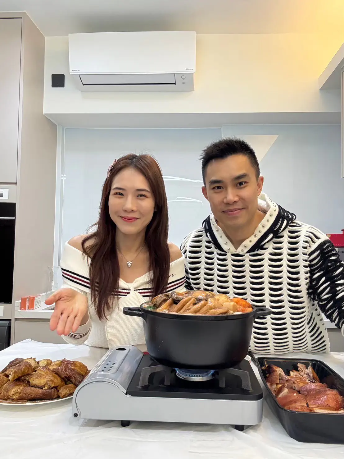 吳申梅春節前夕飛回香港與夫婿團聚 吃港式盆菜年味滿滿 吳申梅春節前夕飛回香港與夫婿團聚 吃港式盆菜年味滿滿