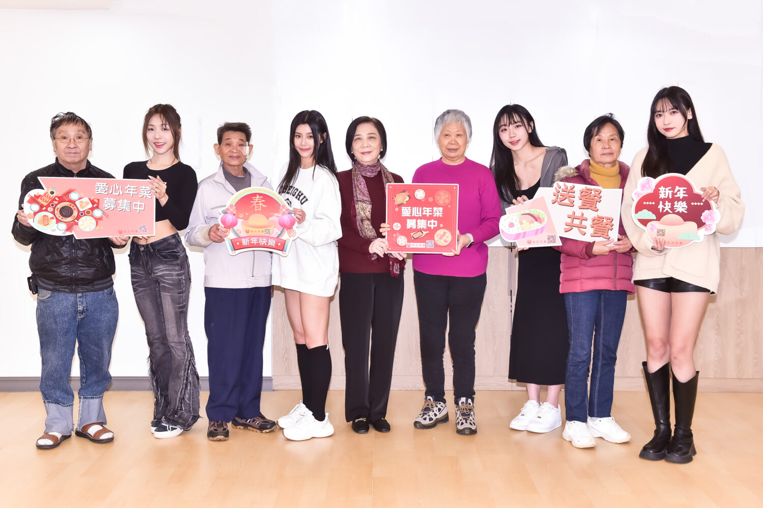 各務礼美奈、十一、飛飛、貝拉 為「紅心字會」弱勢募年菜送暖! 啦啦隊女孩貝拉、各務礼美奈、飛飛、十一與紅心字會長輩一起號召民眾響應捐年菜。(圖/紅心字會 提供)