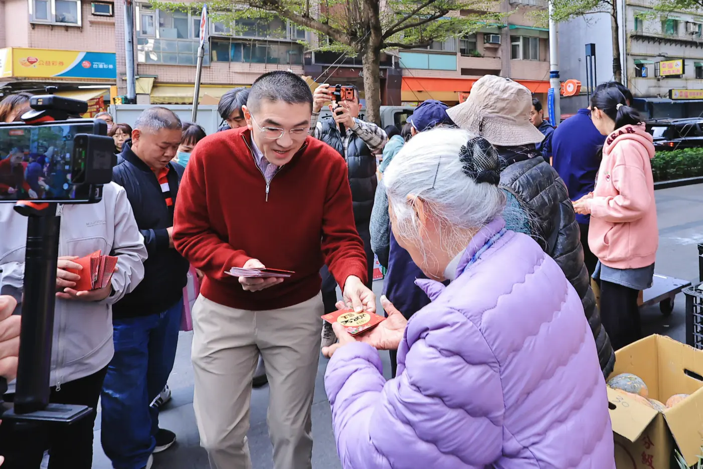 謝國樑走訪信義、仁愛市場 發送「Horse發生」紅包拜早年 謝國樑走訪信義、仁愛市場 發送「Horse發生」紅包拜早年