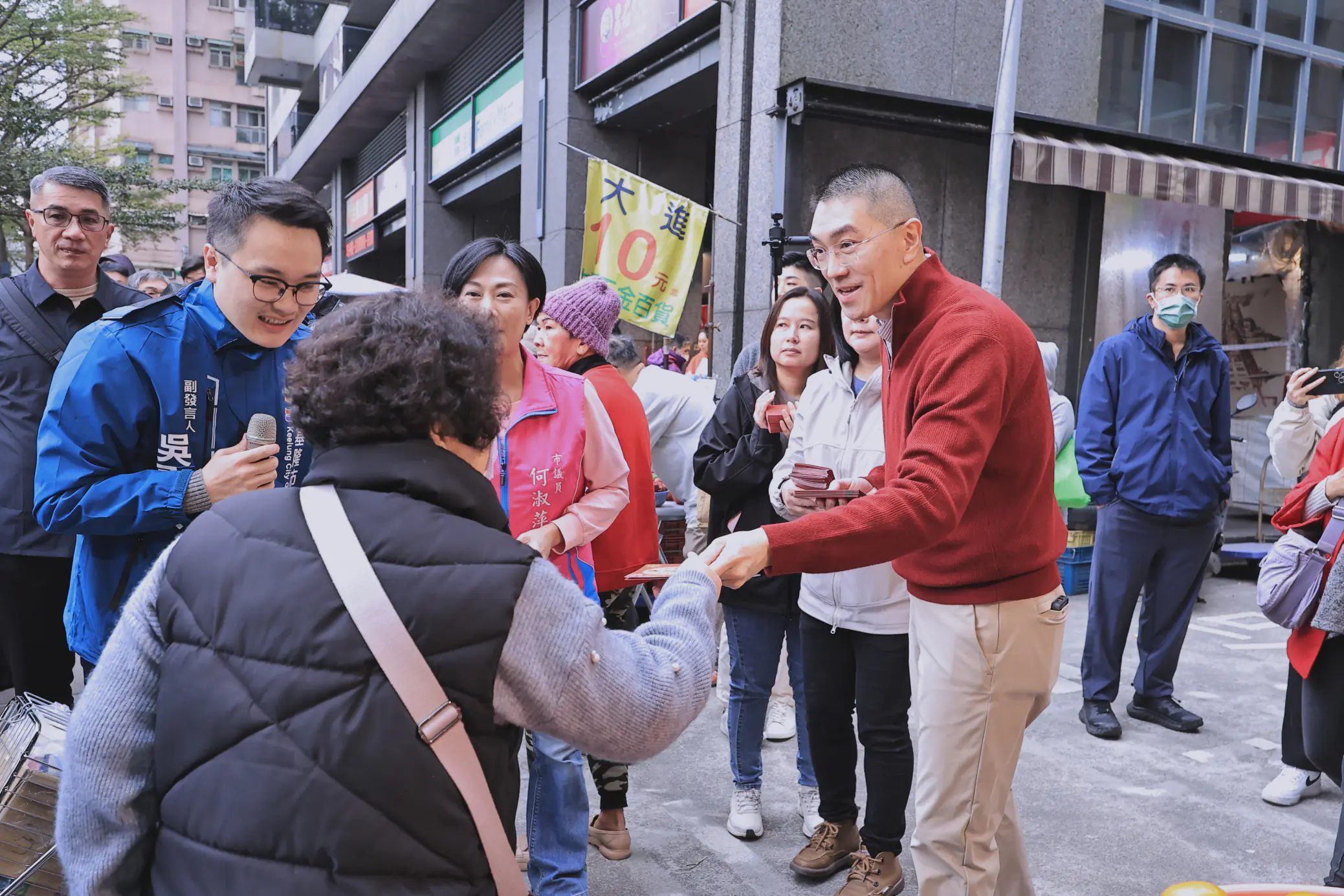 謝國樑走訪信義、仁愛市場 發送「Horse發生」紅包拜早年 謝國樑走訪信義、仁愛市場 發送「Horse發生」紅包拜早年