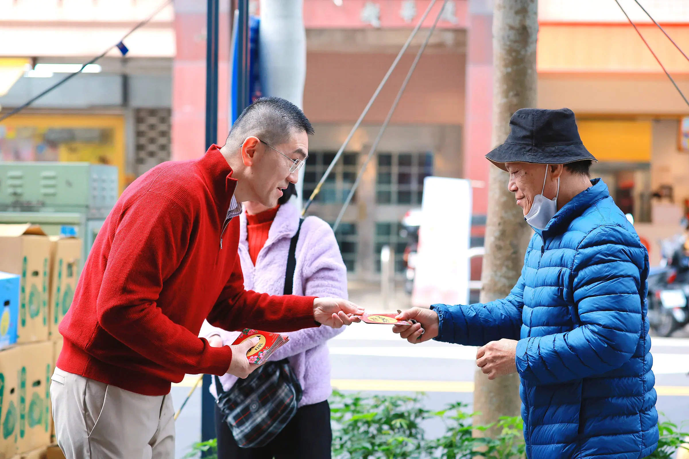 謝國樑走訪信義、仁愛市場 發送「Horse發生」紅包拜早年 謝國樑走訪信義、仁愛市場 發送「Horse發生」紅包拜早年