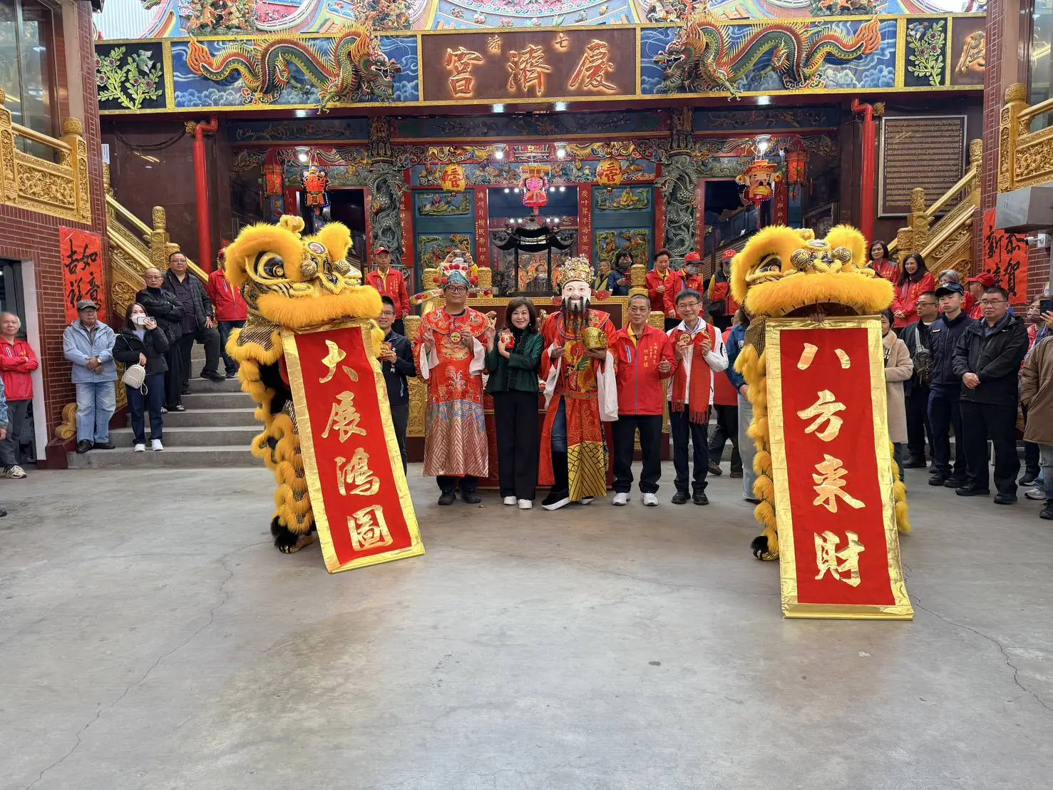 邱佩琳出席慶濟宮迎神活動 發送「Horse發生」紅包與市民共迎馬年好運 邱佩琳出席慶濟宮迎神活動 發送「Horse發生」紅包與市民共迎馬年好運