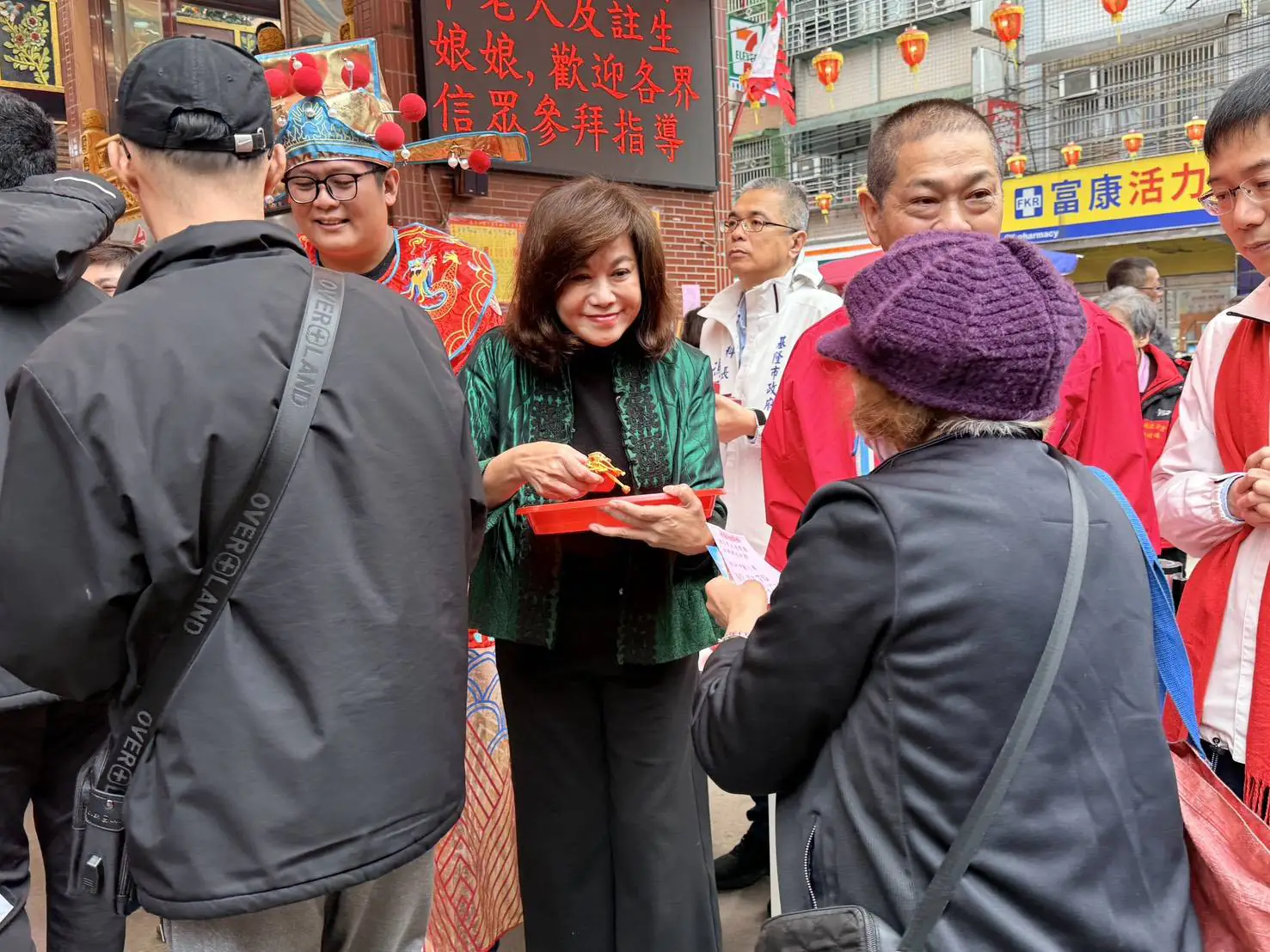 邱佩琳出席慶濟宮迎神活動 發送「Horse發生」紅包與市民共迎馬年好運 邱佩琳出席慶濟宮迎神活動 發送「Horse發生」紅包與市民共迎馬年好運