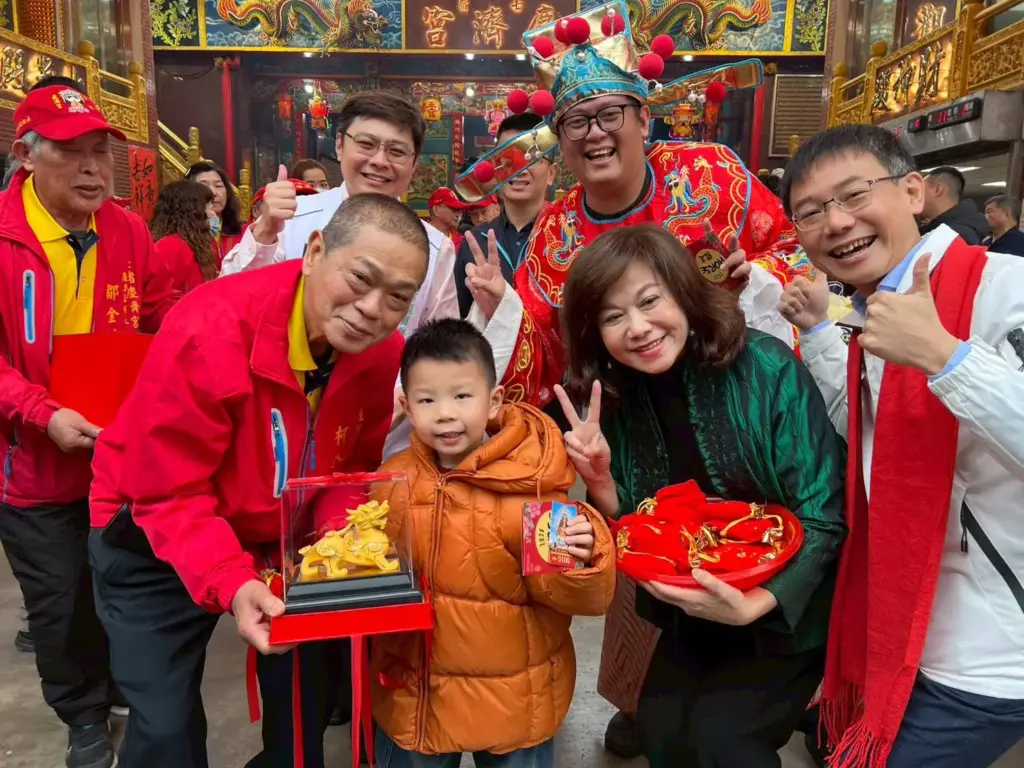 邱佩琳出席慶濟宮迎神活動 發送「Horse發生」紅包與市民共迎馬年好運 邱佩琳出席慶濟宮迎神活動 發送「Horse發生」紅包與市民共迎馬年好運