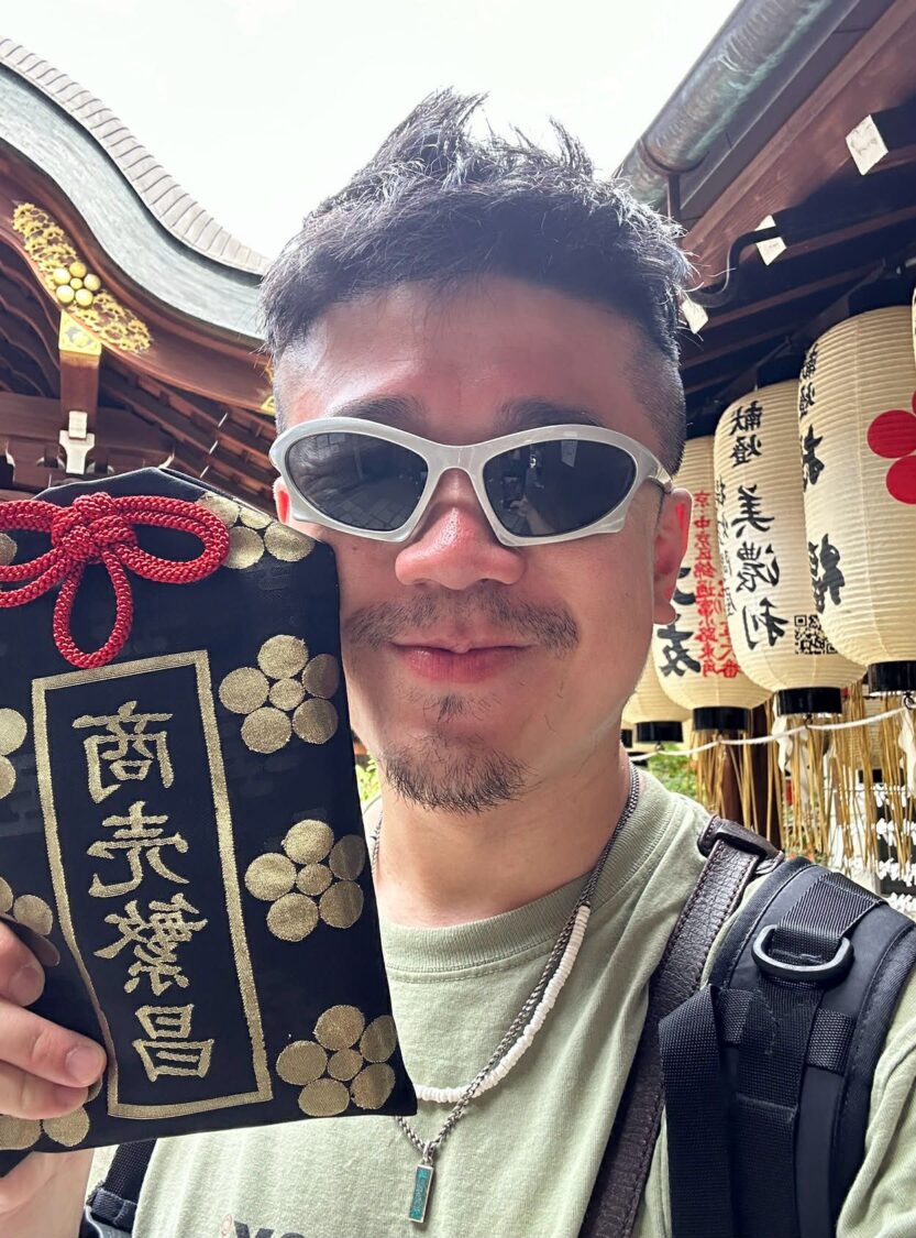 通告咖變身直播天王 謝麥基變身「卡神」過年刮刮樂包中秘招!
麥基最近忙著去東京幫大家求日本大流行的熊手御守納福,添加運氣、財富、平安、出入平安都可以。(圖/麥基 提供)