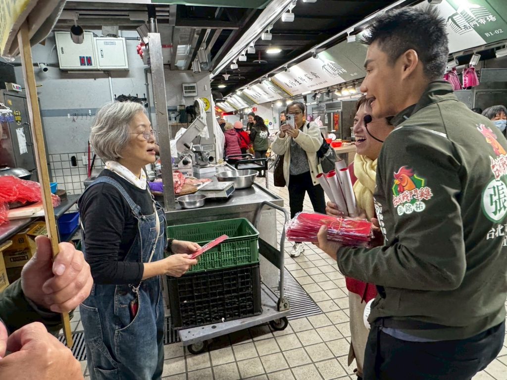 談民主監督不只在立院 張銘祐攜邱明玉走進南門市場 談民主監督不只在立院 張銘祐攜邱明玉走進南門市場