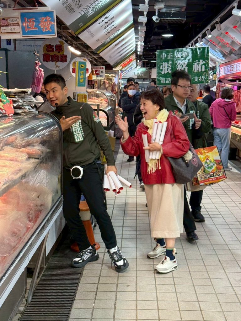 談民主監督不只在立院 張銘祐攜邱明玉走進南門市場 談民主監督不只在立院 張銘祐攜邱明玉走進南門市場