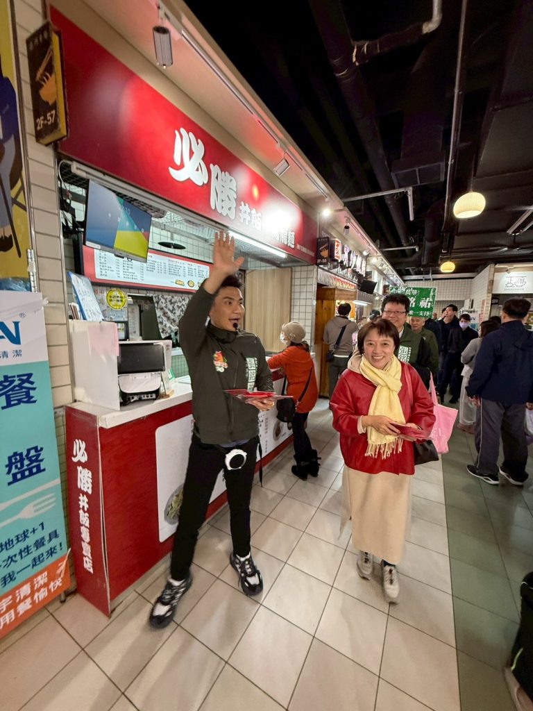 談民主監督不只在立院 張銘祐攜邱明玉走進南門市場 談民主監督不只在立院 張銘祐攜邱明玉走進南門市場