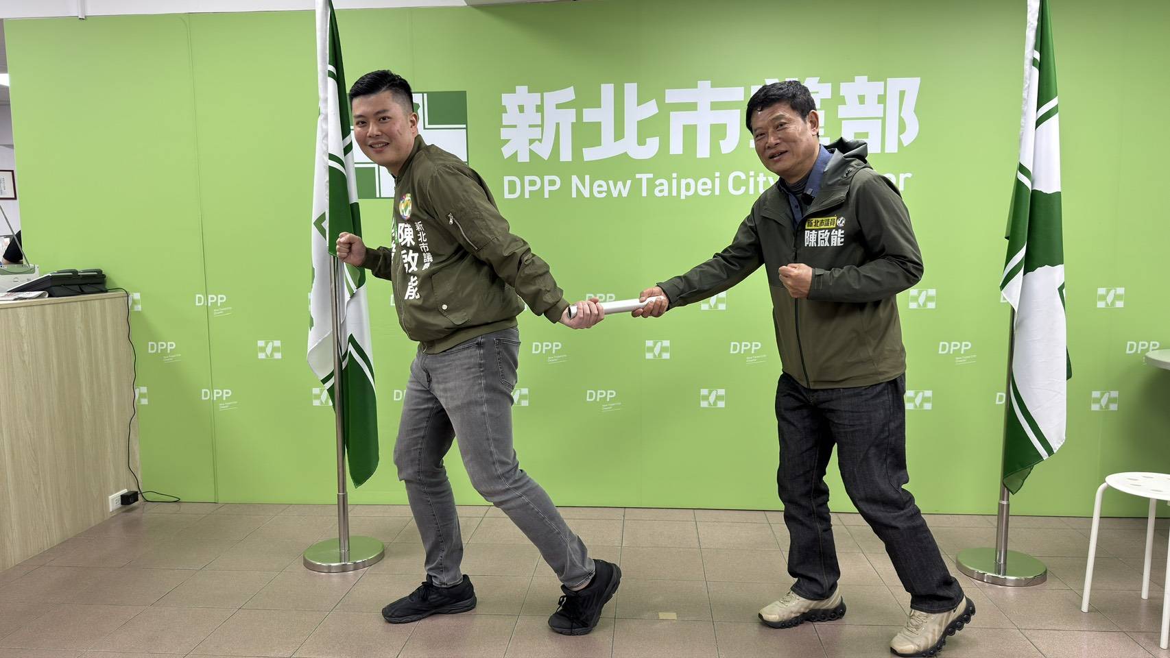 三十年「服務不斷線」 陳啟能陪同陳俊維完成三蘆議員初選登記 陳啟能攜手陳俊維宣示三蘆責任傳承。(記者李健興翻攝)